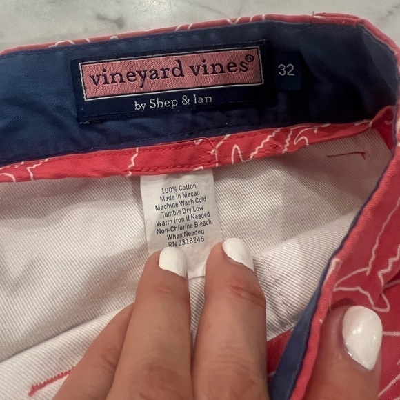 Vineyard Vines Men's Breaker Shorts Salmon and White Shark Fish Outline sz32 E - Picture 9 of 9